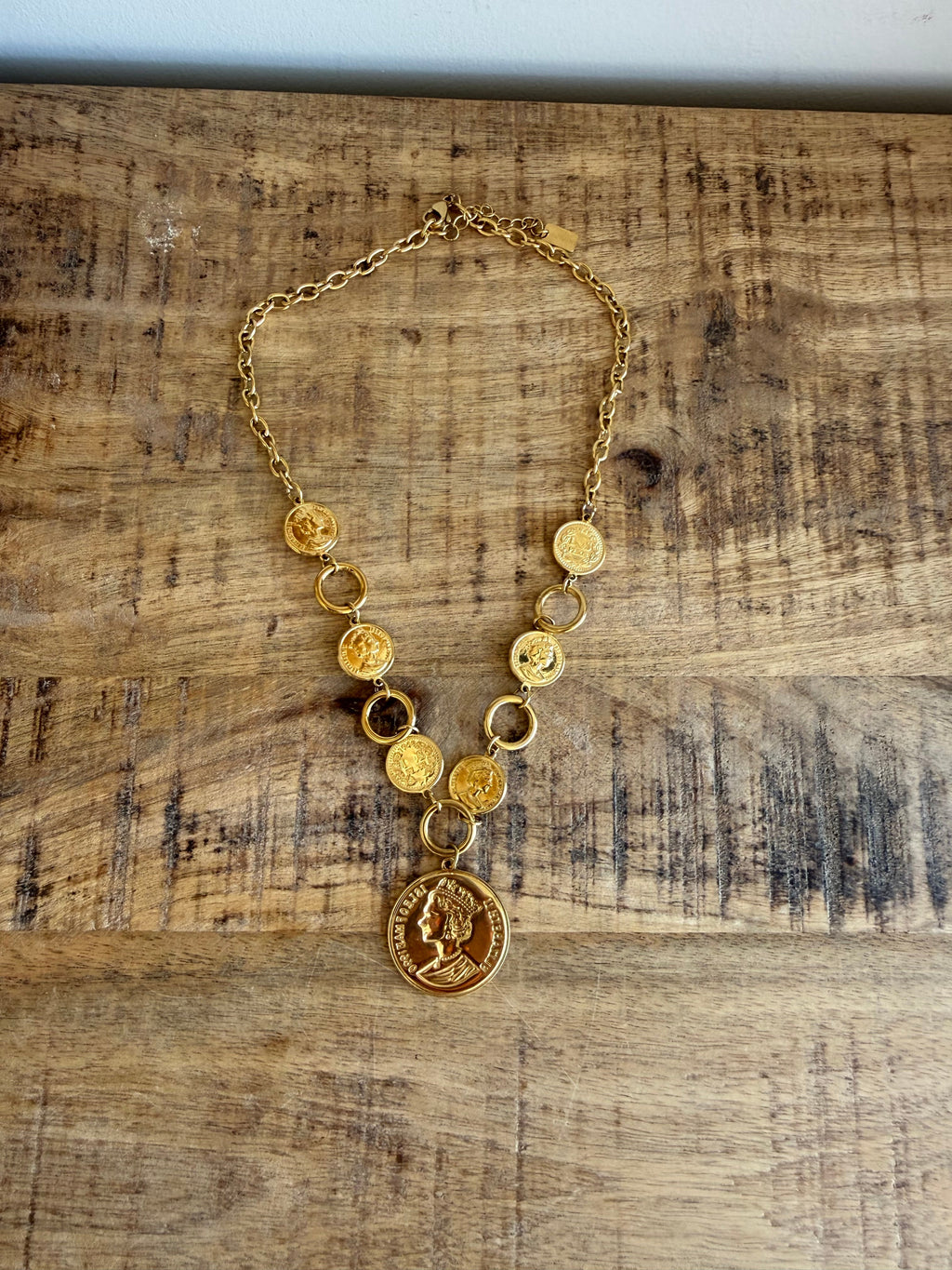 Collar Monedas Imperio Dorado