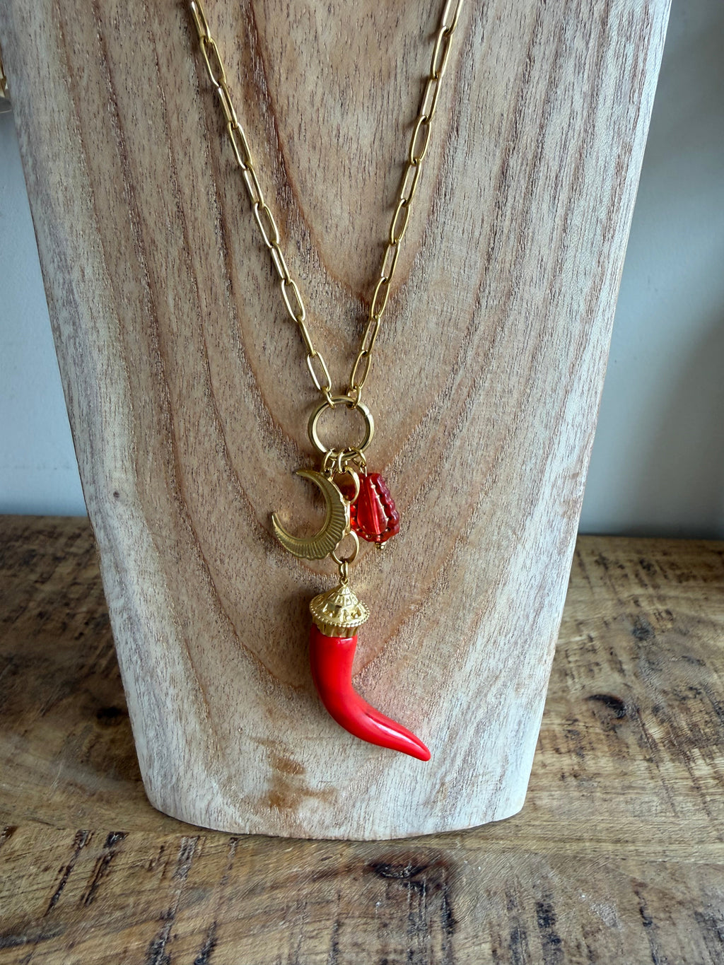 Collar Cuerno Rojo