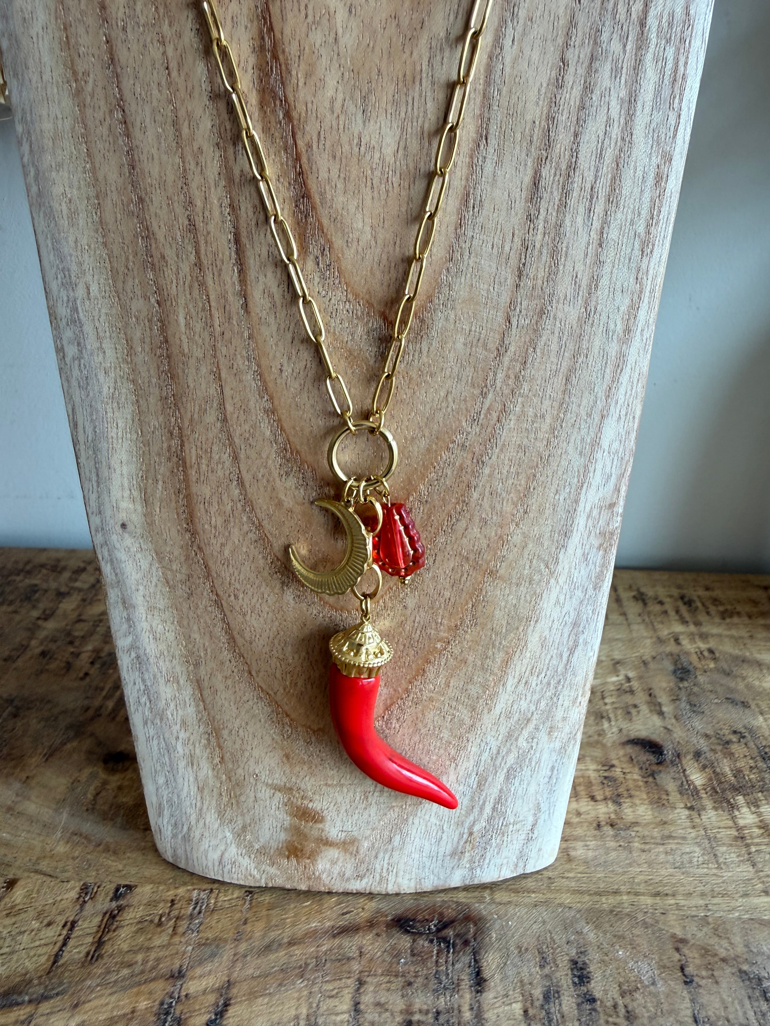 Collar Cuerno Rojo