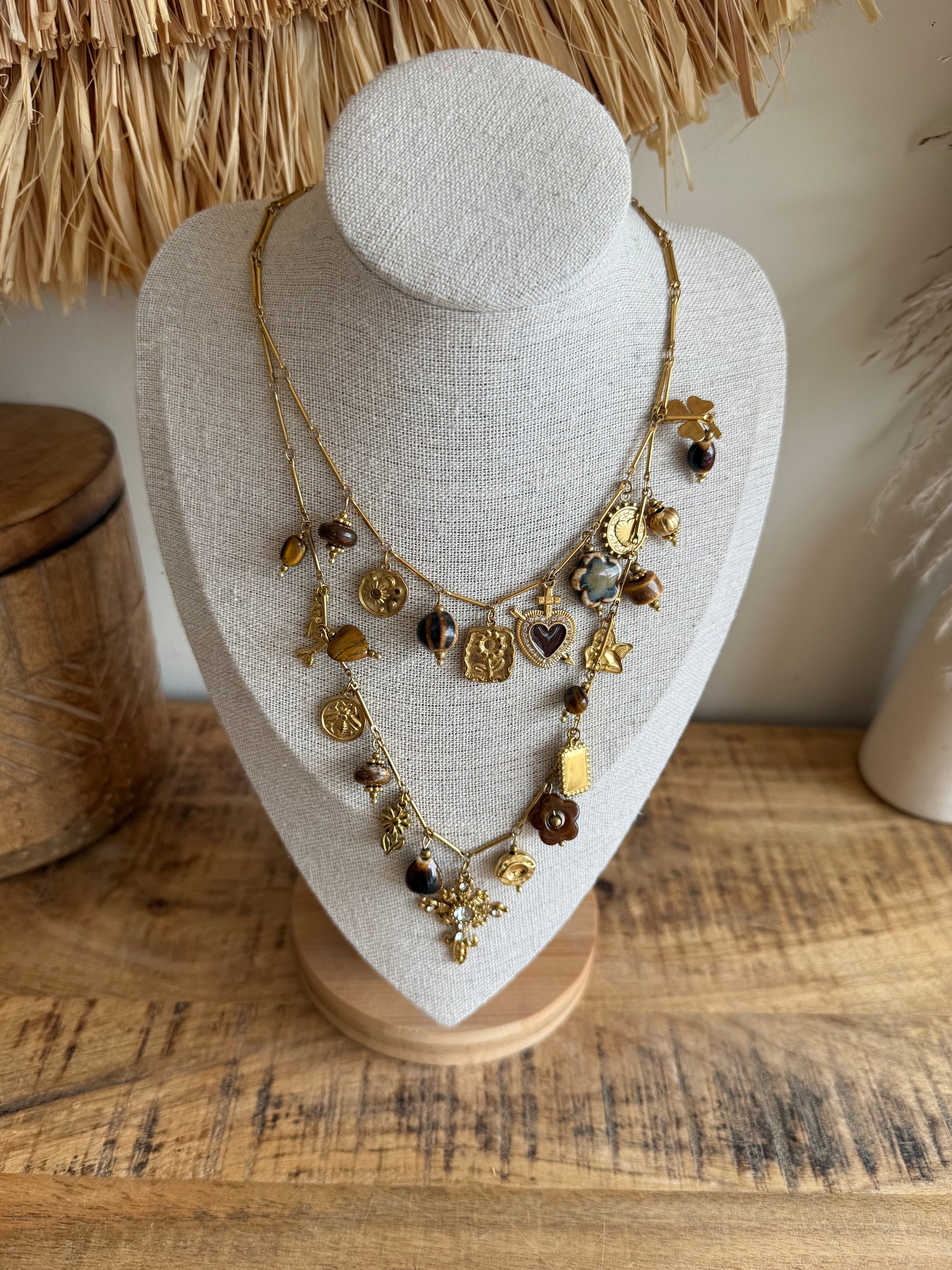 Collar Amuletos Dorados