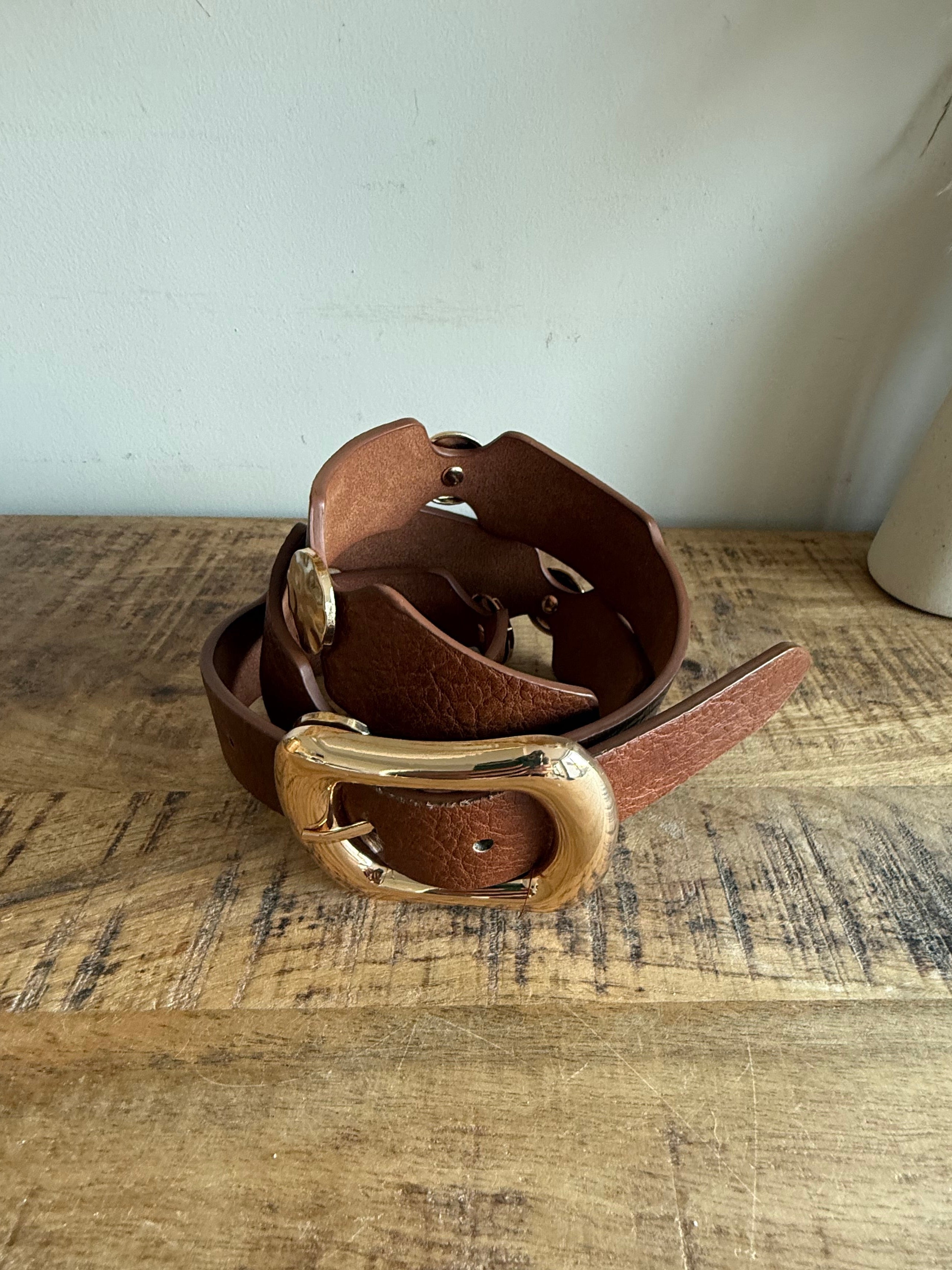 Cinturón Hebilla Dorada Soft Leather Look